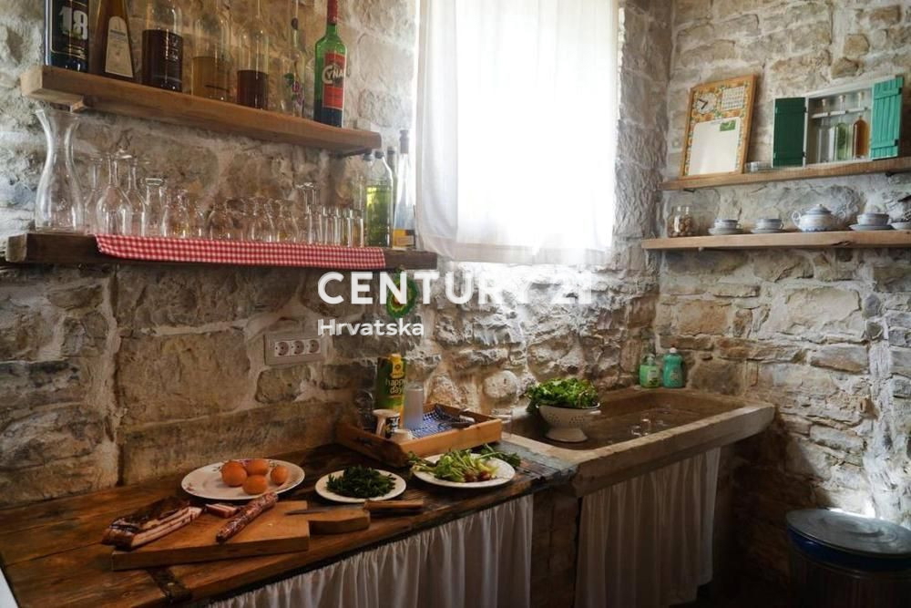 ISTRIA CENTRALE, PRATI, CASA IN PIETRA AUTOCTONA ISTRIANA RISTRUTTURATA CON PISCINA IN BELLA POSIZIONE CON EDIFICIO AGGIUNTIVO DA RISTRUTTURARE