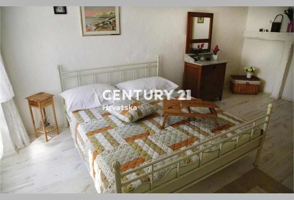 ISTRIA CENTRALE, PRATI, CASA IN PIETRA AUTOCTONA ISTRIANA RISTRUTTURATA CON PISCINA IN BELLA POSIZIONE CON EDIFICIO AGGIUNTIVO DA RISTRUTTURARE