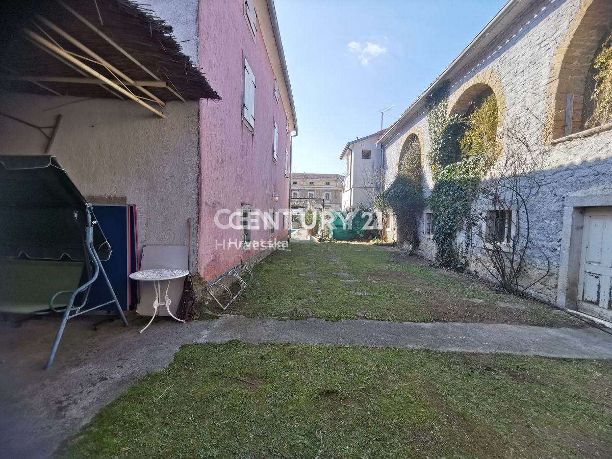 ISTRIA CENTRALE, PRATI, CASA IN PIETRA AUTOCTONA ISTRIANA RISTRUTTURATA CON PISCINA IN BELLA POSIZIONE CON EDIFICIO AGGIUNTIVO DA RISTRUTTURARE
