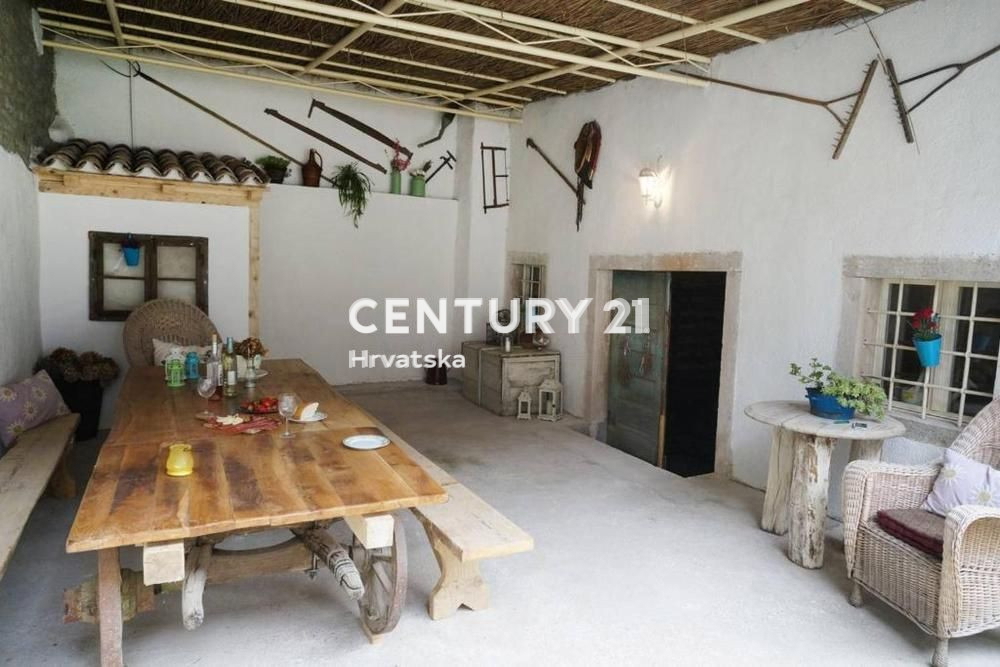 ISTRIA CENTRALE, PRATI, CASA IN PIETRA AUTOCTONA ISTRIANA RISTRUTTURATA CON PISCINA IN BELLA POSIZIONE CON EDIFICIO AGGIUNTIVO DA RISTRUTTURARE