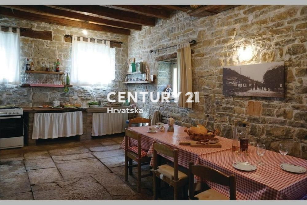 ISTRIA CENTRALE, PRATI, CASA IN PIETRA AUTOCTONA ISTRIANA RISTRUTTURATA CON PISCINA IN BELLA POSIZIONE CON EDIFICIO AGGIUNTIVO DA RISTRUTTURARE