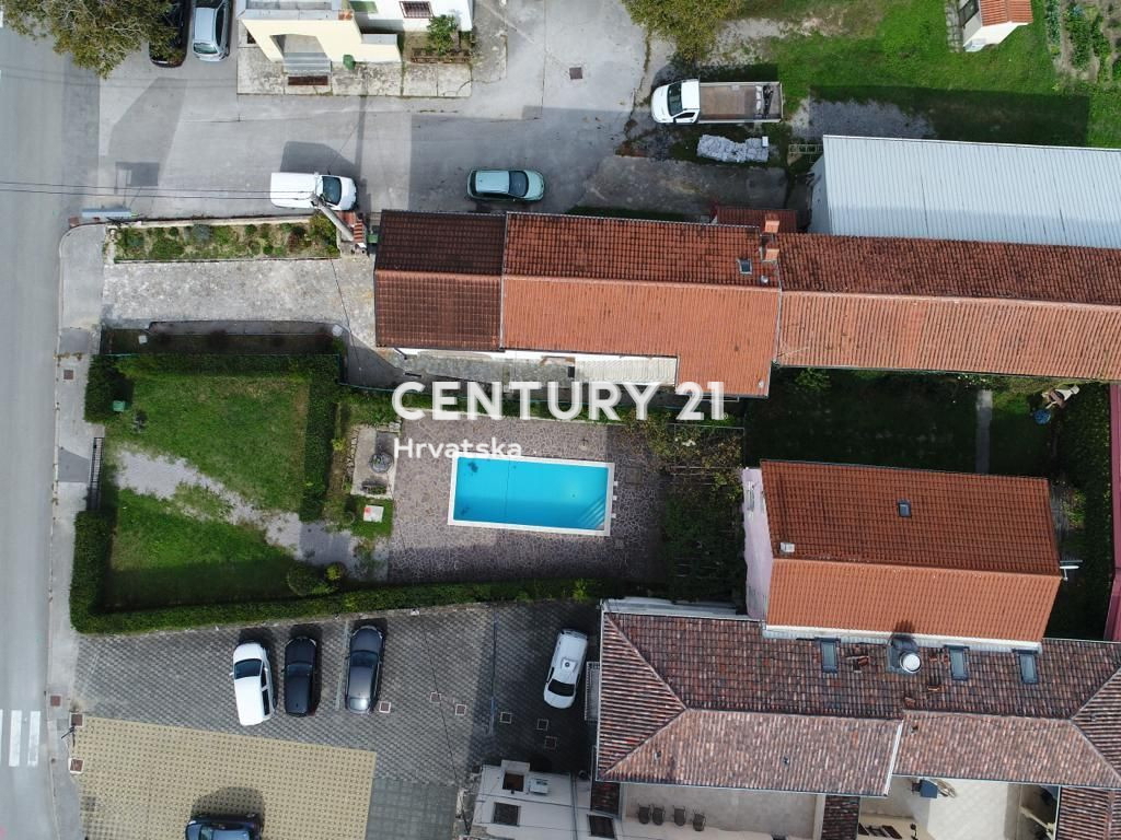 ISTRIA CENTRALE, PRATI, CASA IN PIETRA AUTOCTONA ISTRIANA RISTRUTTURATA CON PISCINA IN BELLA POSIZIONE CON EDIFICIO AGGIUNTIVO DA RISTRUTTURARE