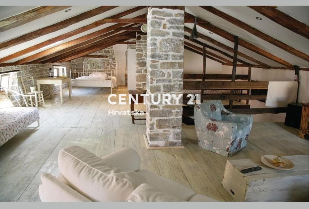 ISTRIA CENTRALE, PRATI, CASA IN PIETRA AUTOCTONA ISTRIANA RISTRUTTURATA CON PISCINA IN BELLA POSIZIONE CON EDIFICIO AGGIUNTIVO DA RISTRUTTURARE