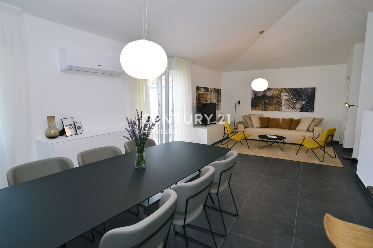 LOVRAN, APPARTAMENTO SU DUE LIVELLI CON VISTA MARE, A 100 M DALLA SPIAGGIA E A 800 M DAL CENTRO STORICO DELLA CITTÀ