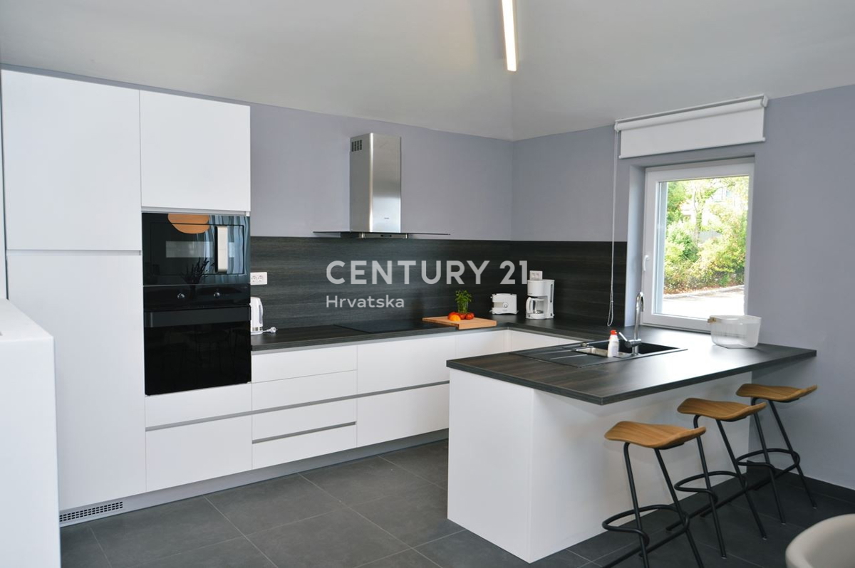 LOVRAN, APPARTAMENTO SU DUE LIVELLI CON VISTA MARE, A 100 M DALLA SPIAGGIA E A 800 M DAL CENTRO STORICO DELLA CITTÀ