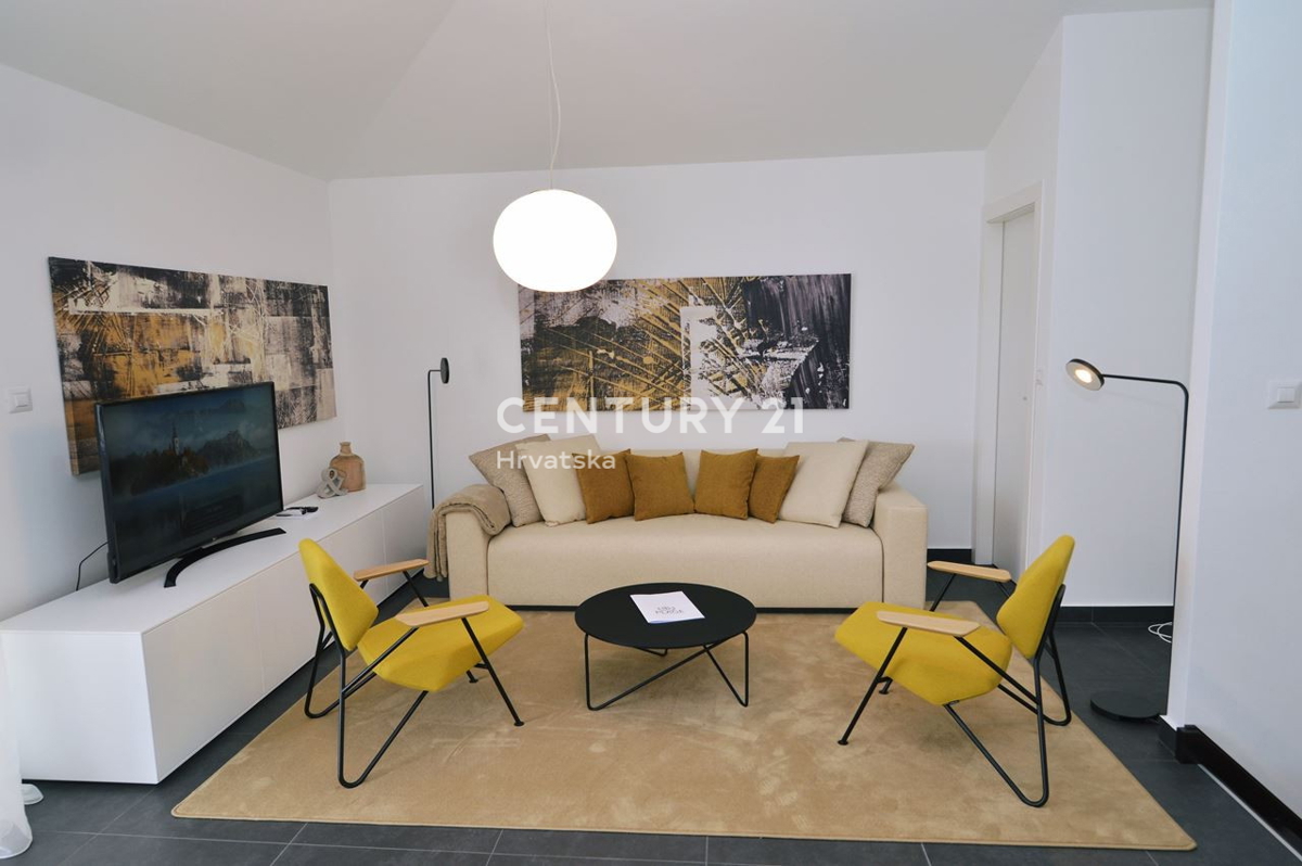 LOVRAN, APPARTAMENTO SU DUE LIVELLI CON VISTA MARE, A 100 M DALLA SPIAGGIA E A 800 M DAL CENTRO STORICO DELLA CITTÀ