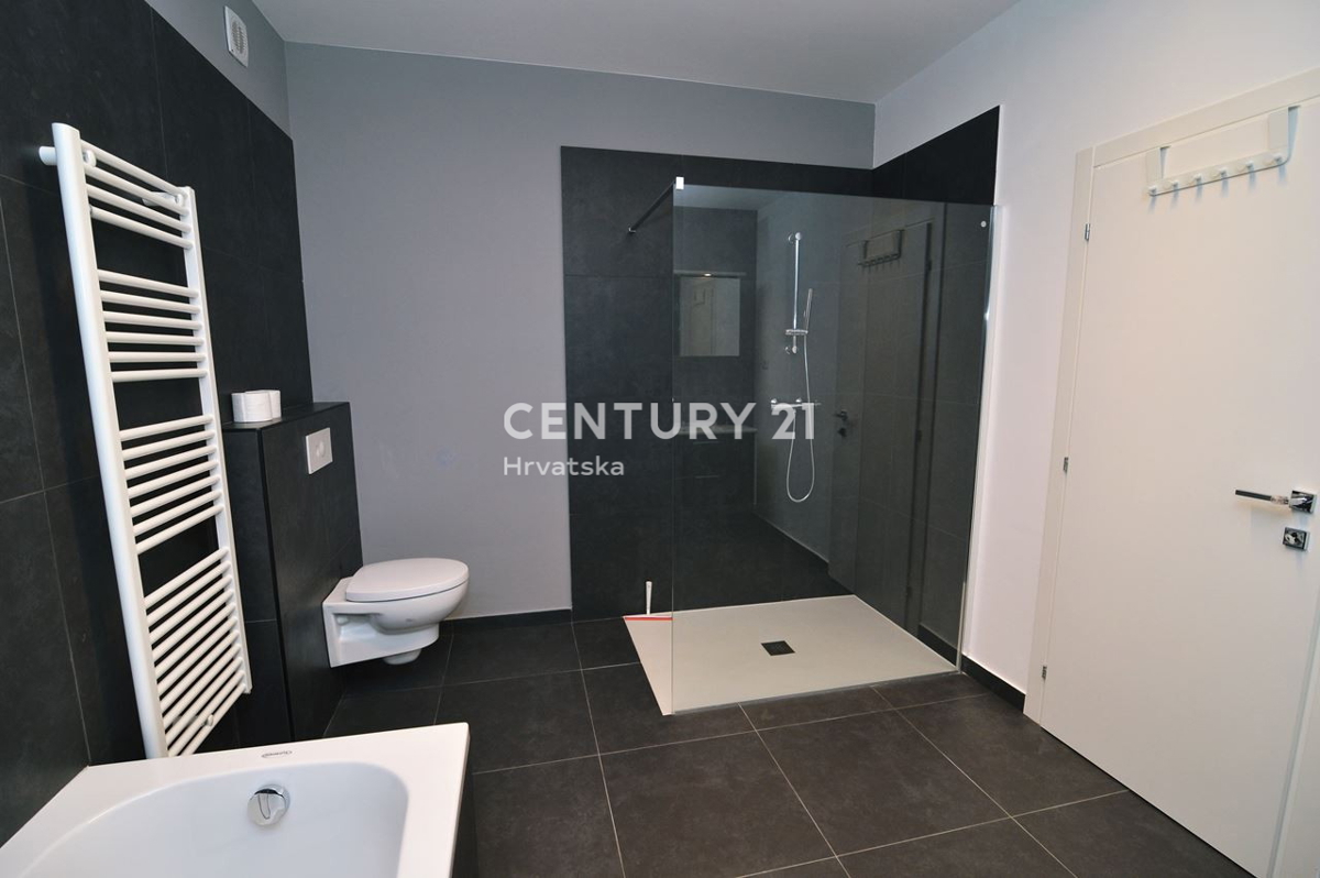 LOVRAN, APPARTAMENTO SU DUE LIVELLI CON VISTA MARE, A 100 M DALLA SPIAGGIA E A 800 M DAL CENTRO STORICO DELLA CITTÀ