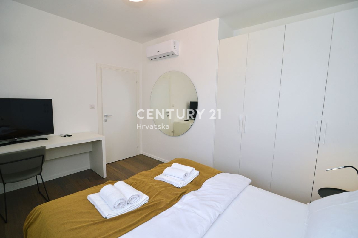 LOVRAN, APPARTAMENTO SU DUE LIVELLI CON VISTA MARE, A 100 M DALLA SPIAGGIA E A 800 M DAL CENTRO STORICO DELLA CITTÀ