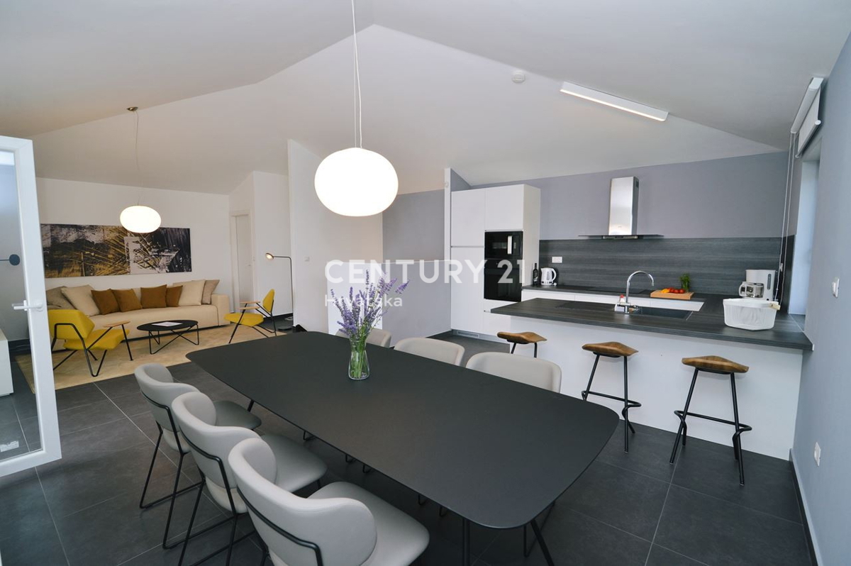 LOVRAN, APPARTAMENTO SU DUE LIVELLI CON VISTA MARE, A 100 M DALLA SPIAGGIA E A 800 M DAL CENTRO STORICO DELLA CITTÀ