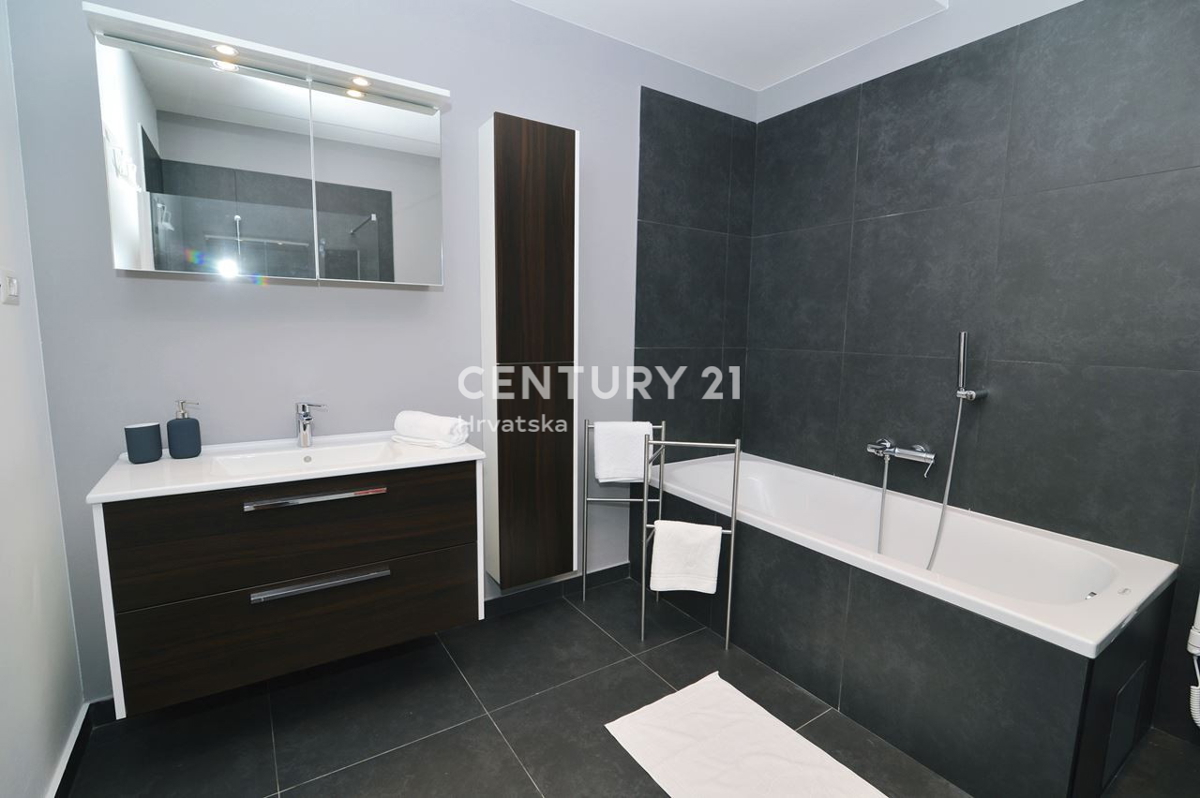 LOVRAN, APPARTAMENTO SU DUE LIVELLI CON VISTA MARE, A 100 M DALLA SPIAGGIA E A 800 M DAL CENTRO STORICO DELLA CITTÀ