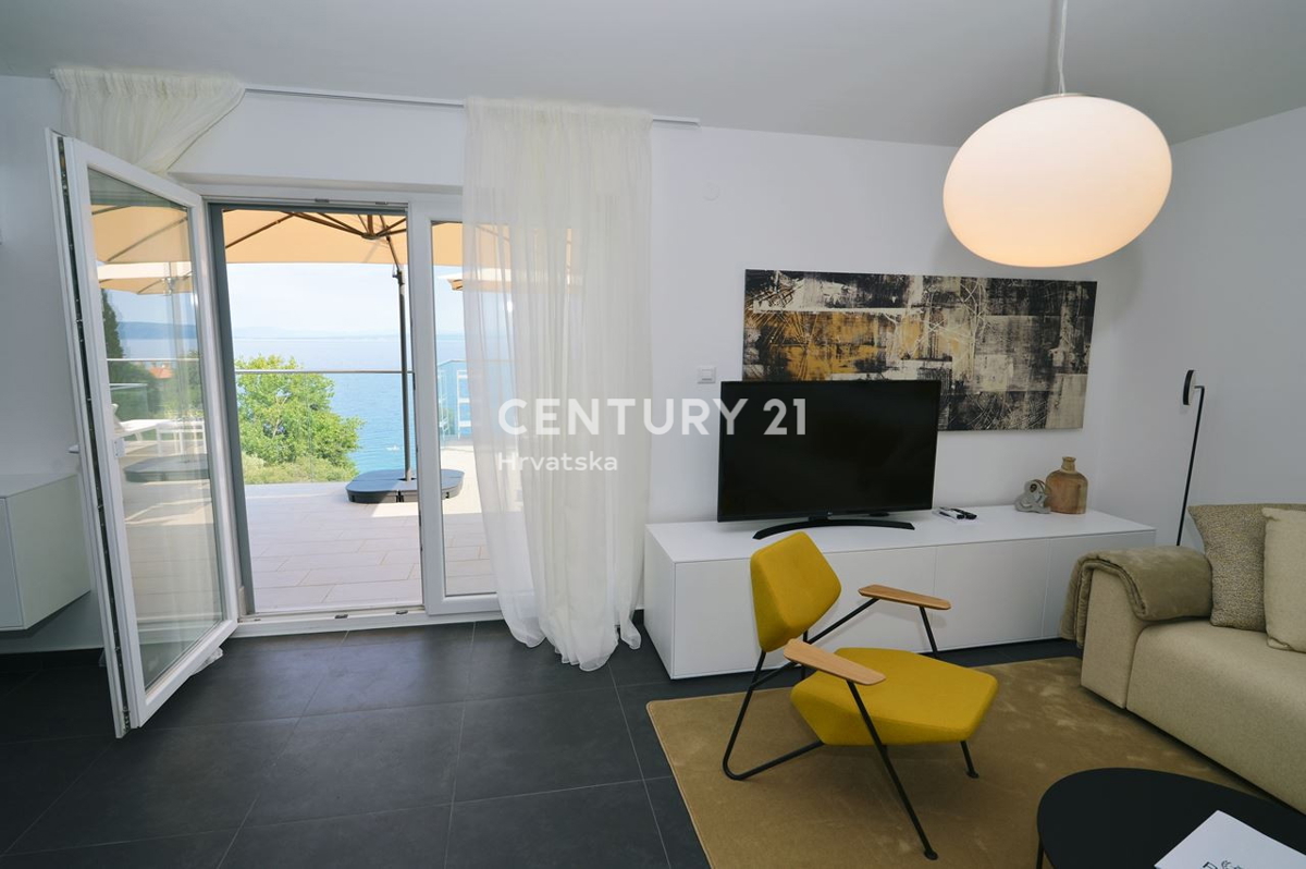 LOVRAN, APPARTAMENTO SU DUE LIVELLI CON VISTA MARE, A 100 M DALLA SPIAGGIA E A 800 M DAL CENTRO STORICO DELLA CITTÀ