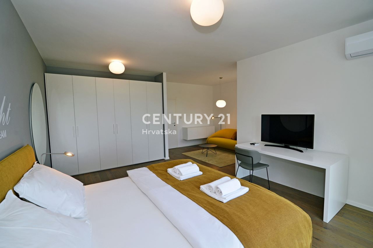 LOVRAN, APPARTAMENTO SU DUE LIVELLI CON VISTA MARE, A 100 M DALLA SPIAGGIA E A 800 M DAL CENTRO STORICO DELLA CITTÀ