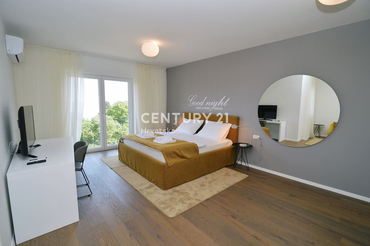 LOVRAN, APPARTAMENTO SU DUE LIVELLI CON VISTA MARE, A 100 M DALLA SPIAGGIA E A 800 M DAL CENTRO STORICO DELLA CITTÀ