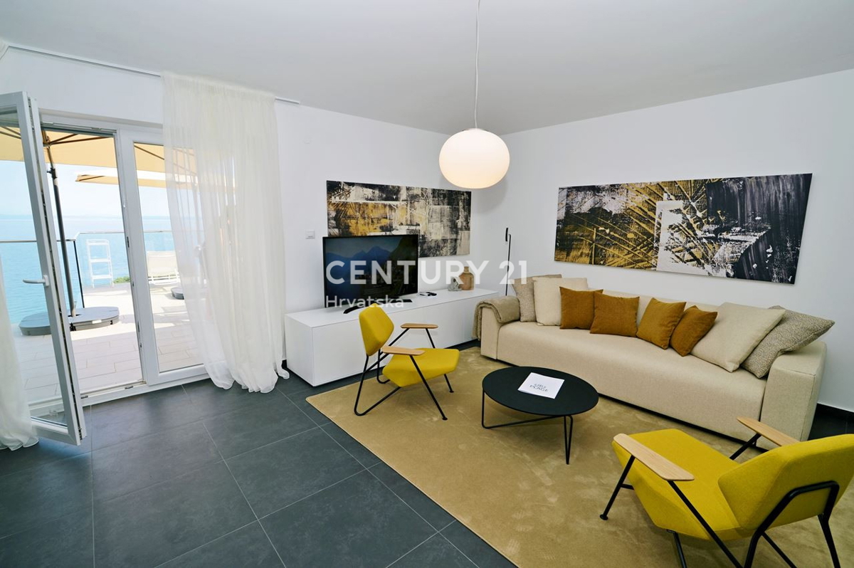 LOVRAN, APPARTAMENTO SU DUE LIVELLI CON VISTA MARE, A 100 M DALLA SPIAGGIA E A 800 M DAL CENTRO STORICO DELLA CITTÀ