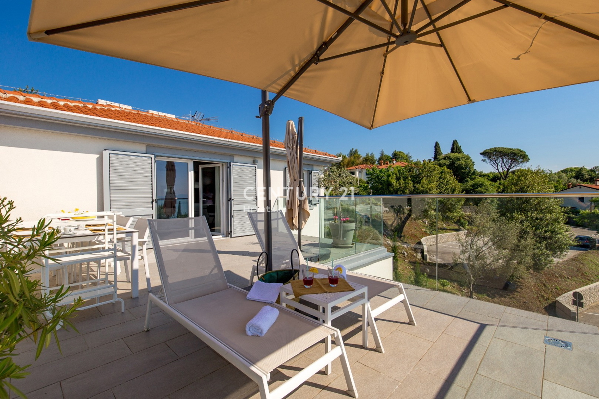 LOVRAN, APPARTAMENTO SU DUE LIVELLI CON VISTA MARE, A 100 M DALLA SPIAGGIA E A 800 M DAL CENTRO STORICO DELLA CITTÀ