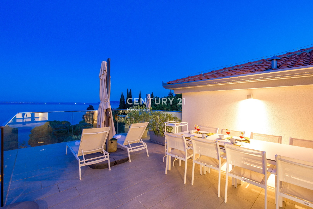 LOVRAN, APPARTAMENTO SU DUE LIVELLI CON VISTA MARE, A 100 M DALLA SPIAGGIA E A 800 M DAL CENTRO STORICO DELLA CITTÀ