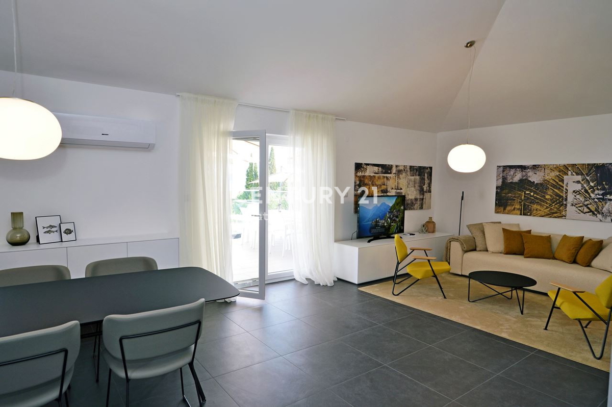 LOVRAN, APPARTAMENTO SU DUE LIVELLI CON VISTA MARE, A 100 M DALLA SPIAGGIA E A 800 M DAL CENTRO STORICO DELLA CITTÀ