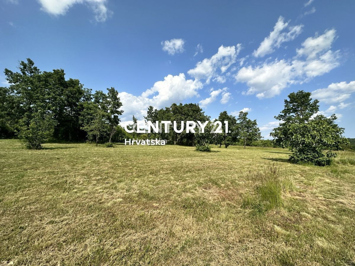 POREČ, VIŠNJAN, TERRENO EDIFICABILE IN POSIZIONE TRANQUILLA