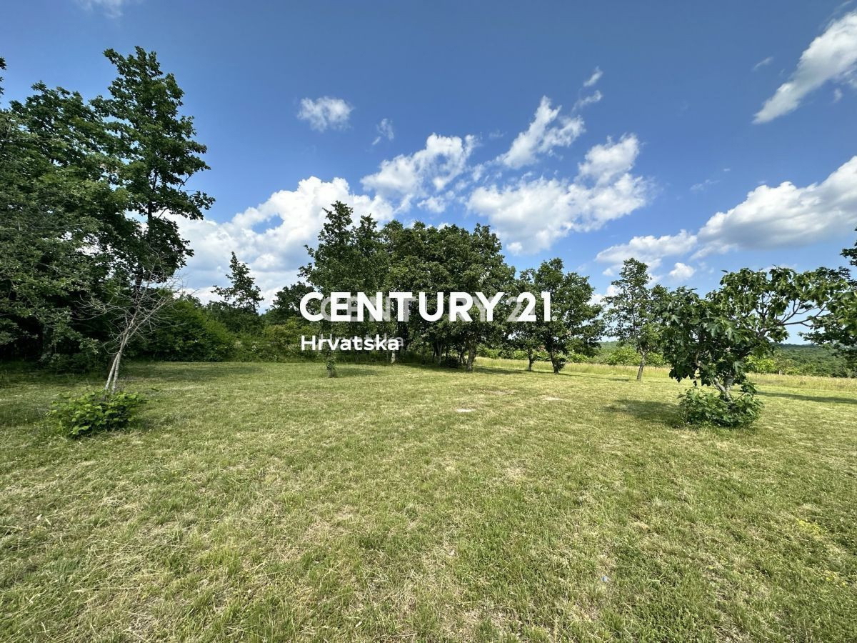 POREČ, VIŠNJAN, TERRENO EDIFICABILE IN POSIZIONE TRANQUILLA