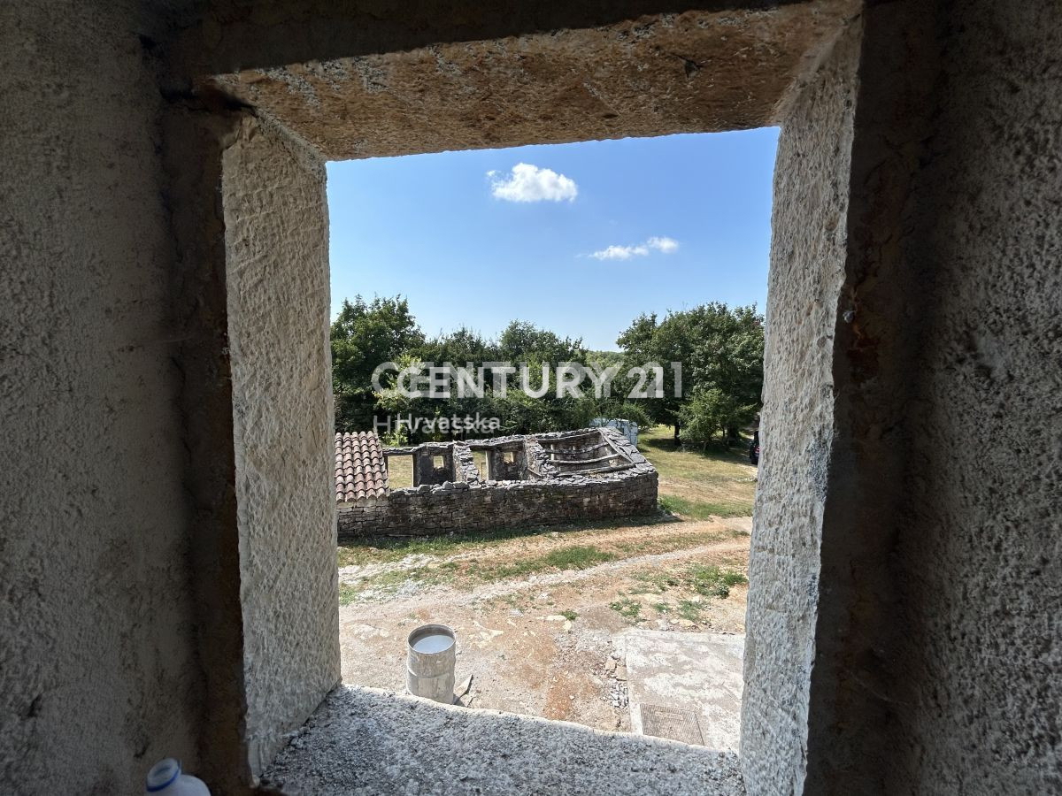 GROŽNJAN, DINTORNI, CASA IN PIETRA PARZIALMENTE RISTRUTTURATA