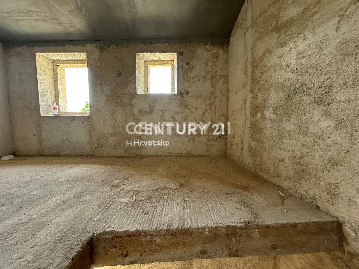 GROŽNJAN, DINTORNI, CASA IN PIETRA PARZIALMENTE RISTRUTTURATA