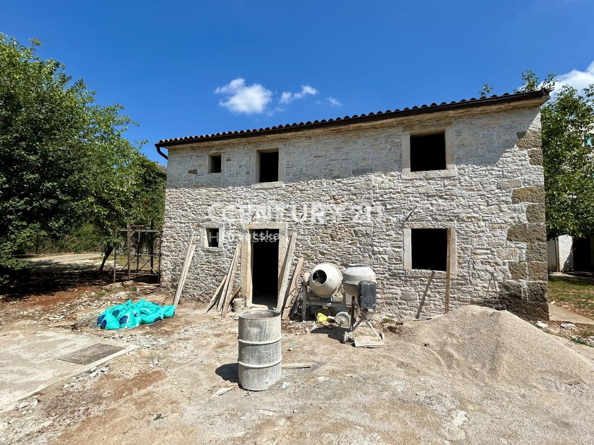 GROŽNJAN, DINTORNI, CASA IN PIETRA PARZIALMENTE RISTRUTTURATA