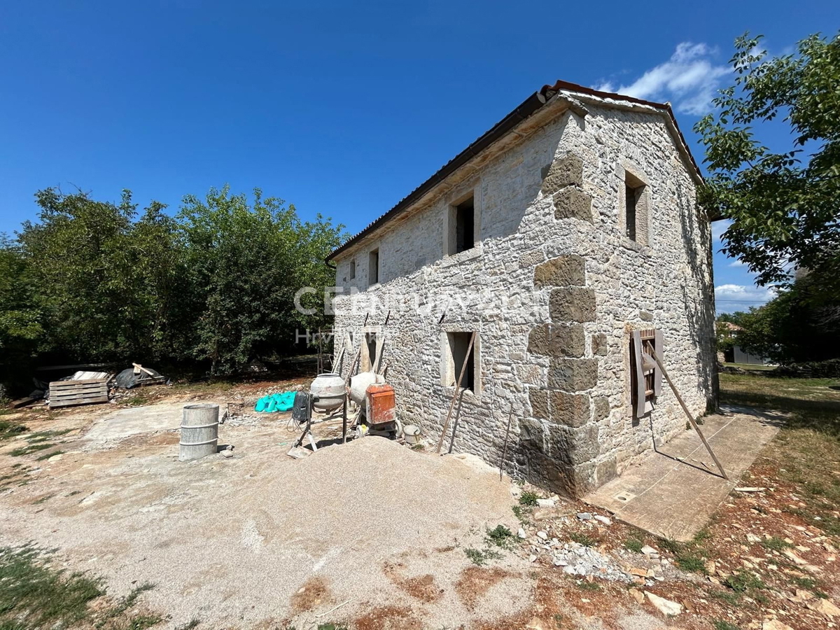GROŽNJAN, DINTORNI, CASA IN PIETRA PARZIALMENTE RISTRUTTURATA