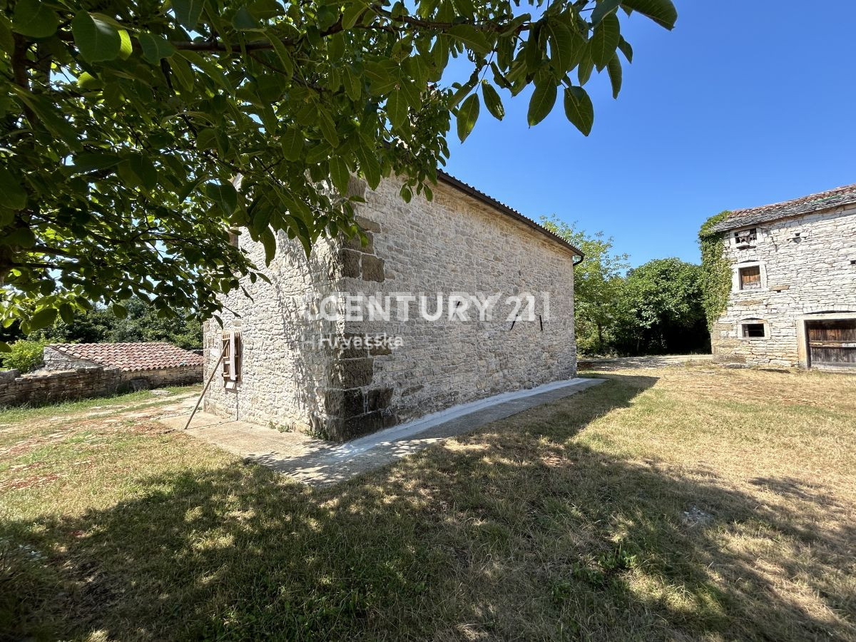 GROŽNJAN, DINTORNI, CASA IN PIETRA PARZIALMENTE RISTRUTTURATA