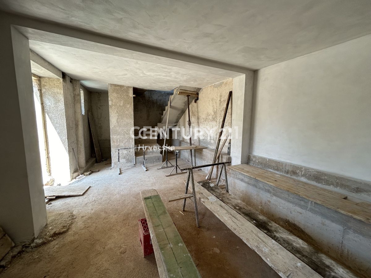 GROŽNJAN, DINTORNI, CASA IN PIETRA PARZIALMENTE RISTRUTTURATA