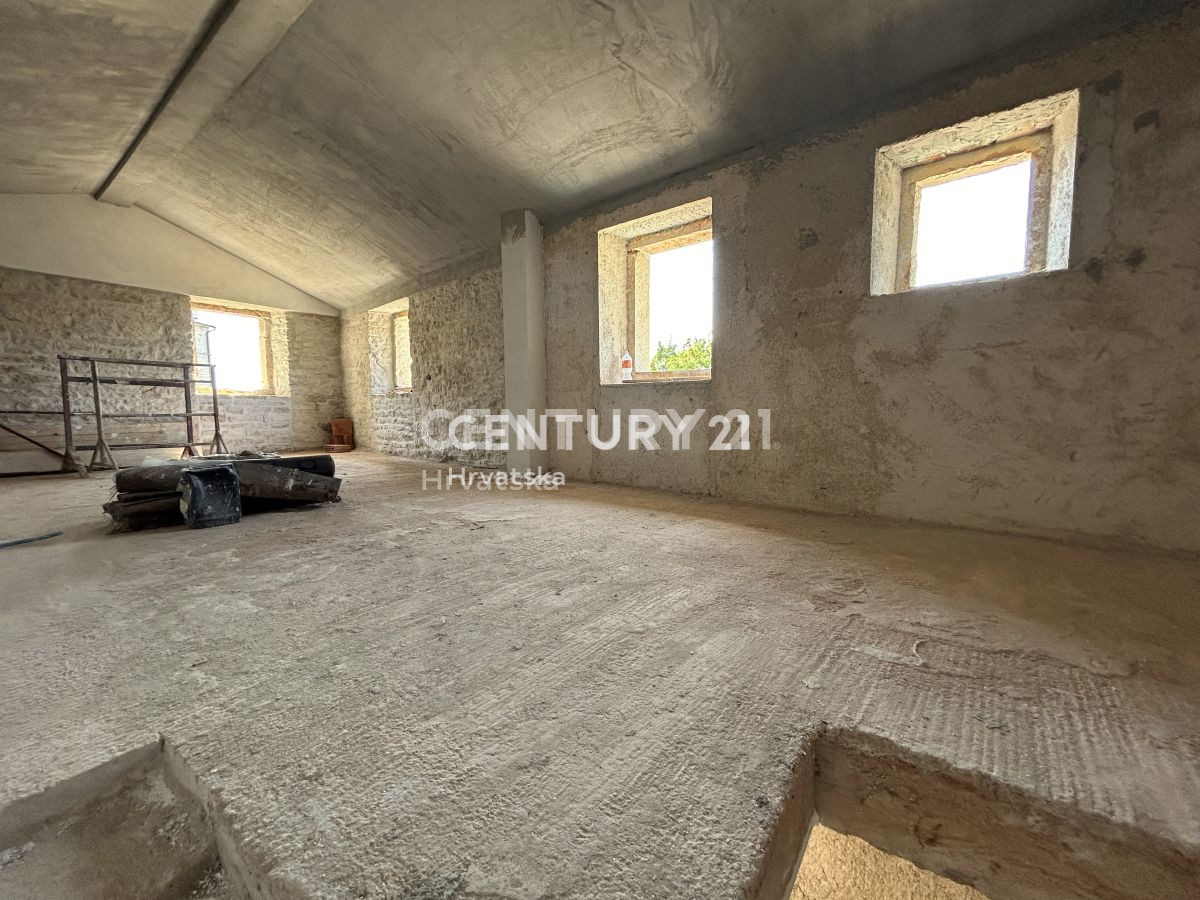 GROŽNJAN, DINTORNI, CASA IN PIETRA PARZIALMENTE RISTRUTTURATA