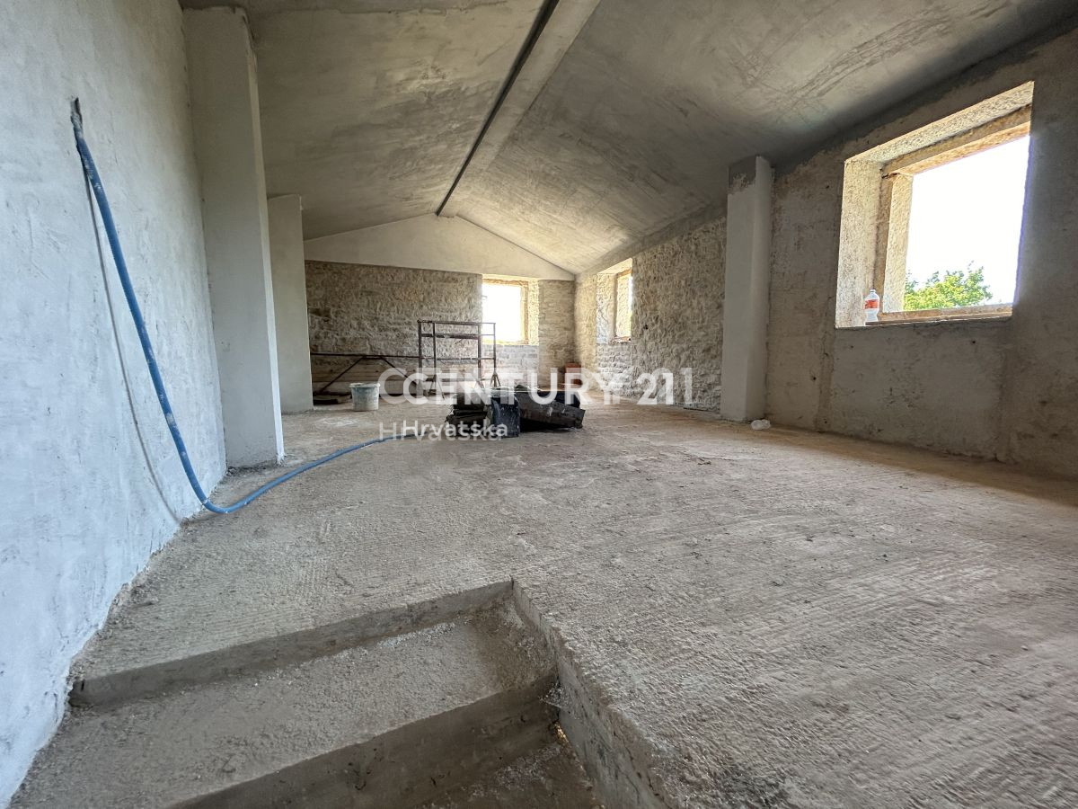 GROŽNJAN, DINTORNI, CASA IN PIETRA PARZIALMENTE RISTRUTTURATA