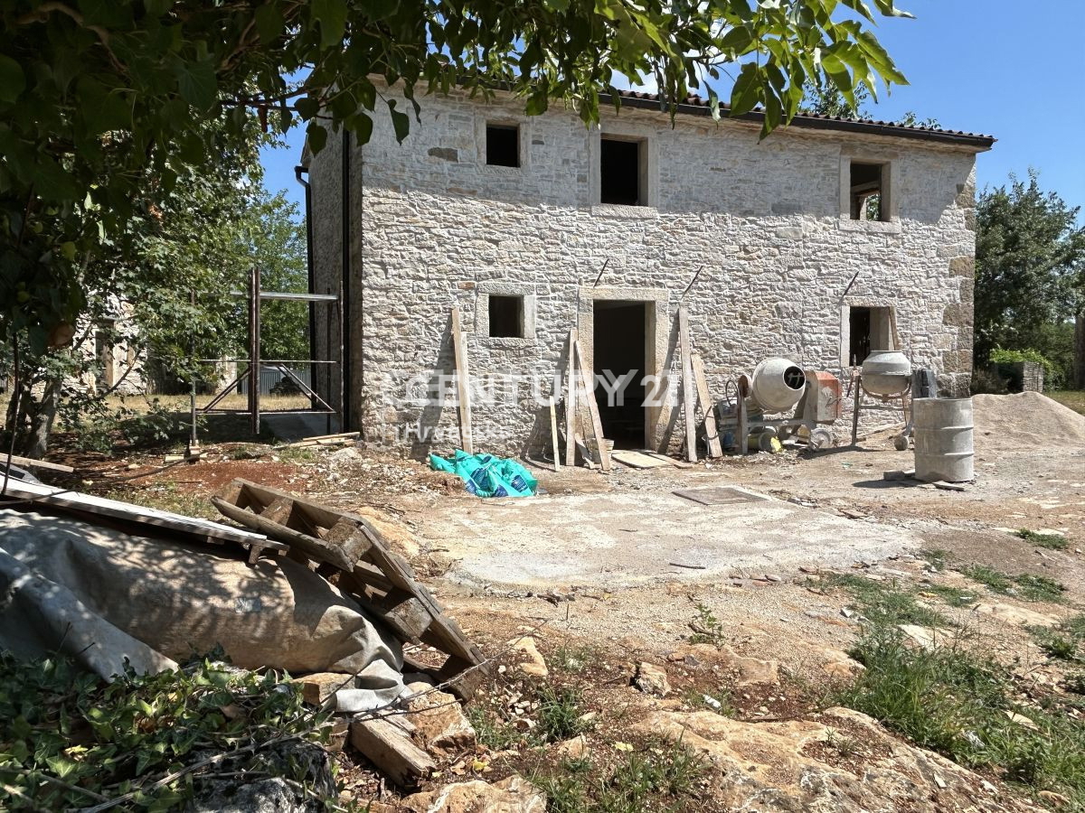 GROŽNJAN, DINTORNI, CASA IN PIETRA PARZIALMENTE RISTRUTTURATA