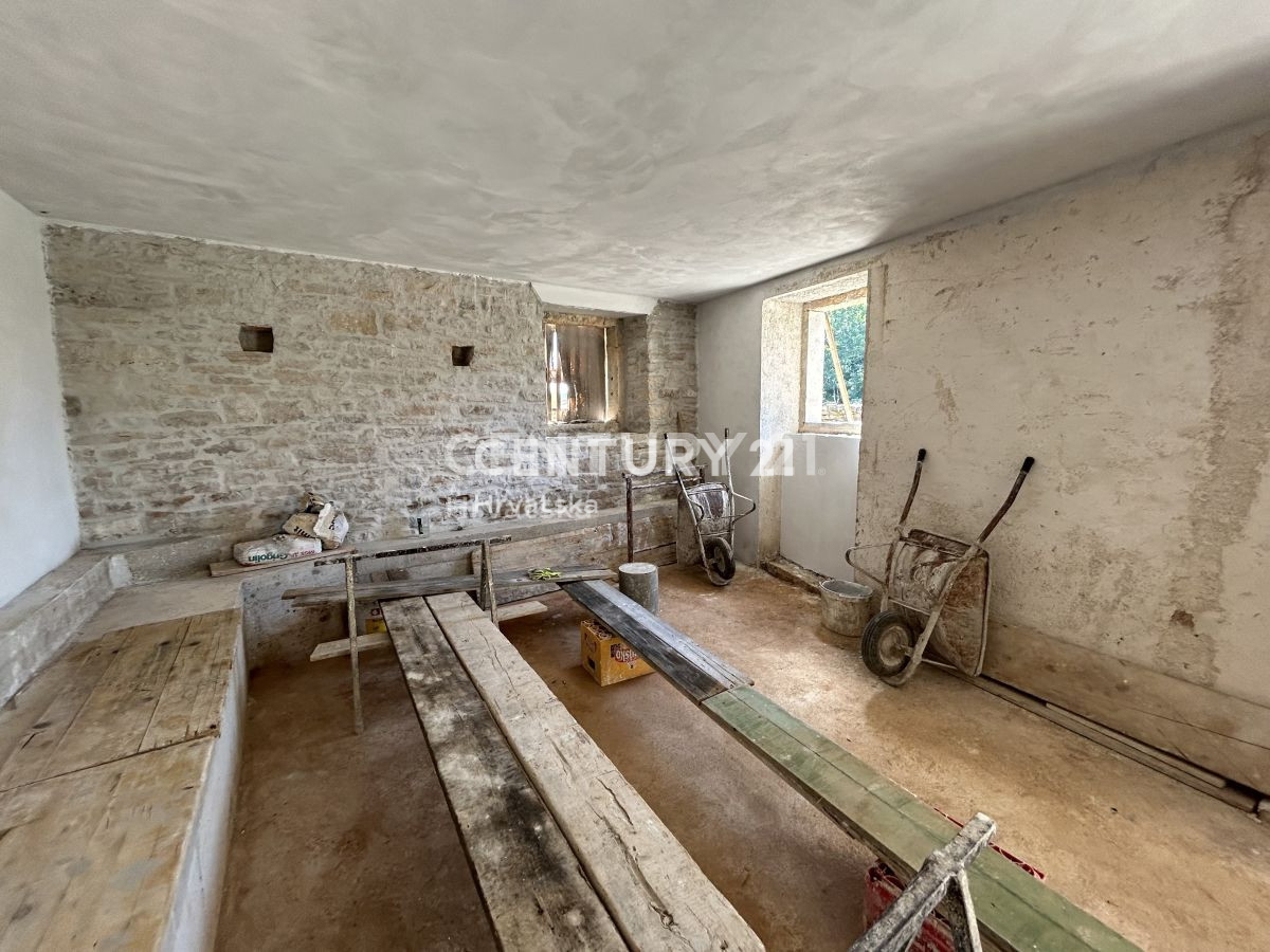 GROŽNJAN, DINTORNI, CASA IN PIETRA PARZIALMENTE RISTRUTTURATA