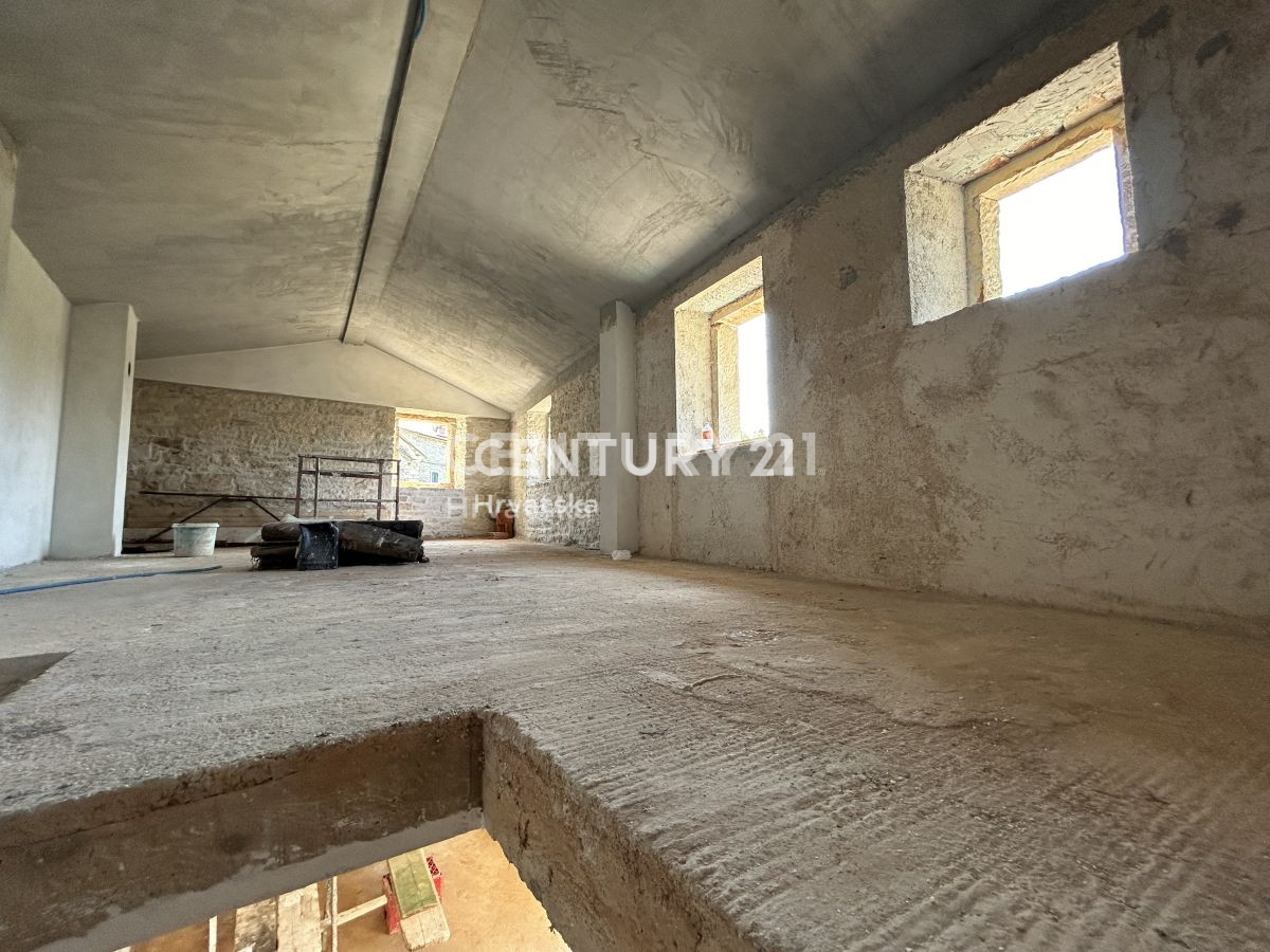 GROŽNJAN, DINTORNI, CASA IN PIETRA PARZIALMENTE RISTRUTTURATA