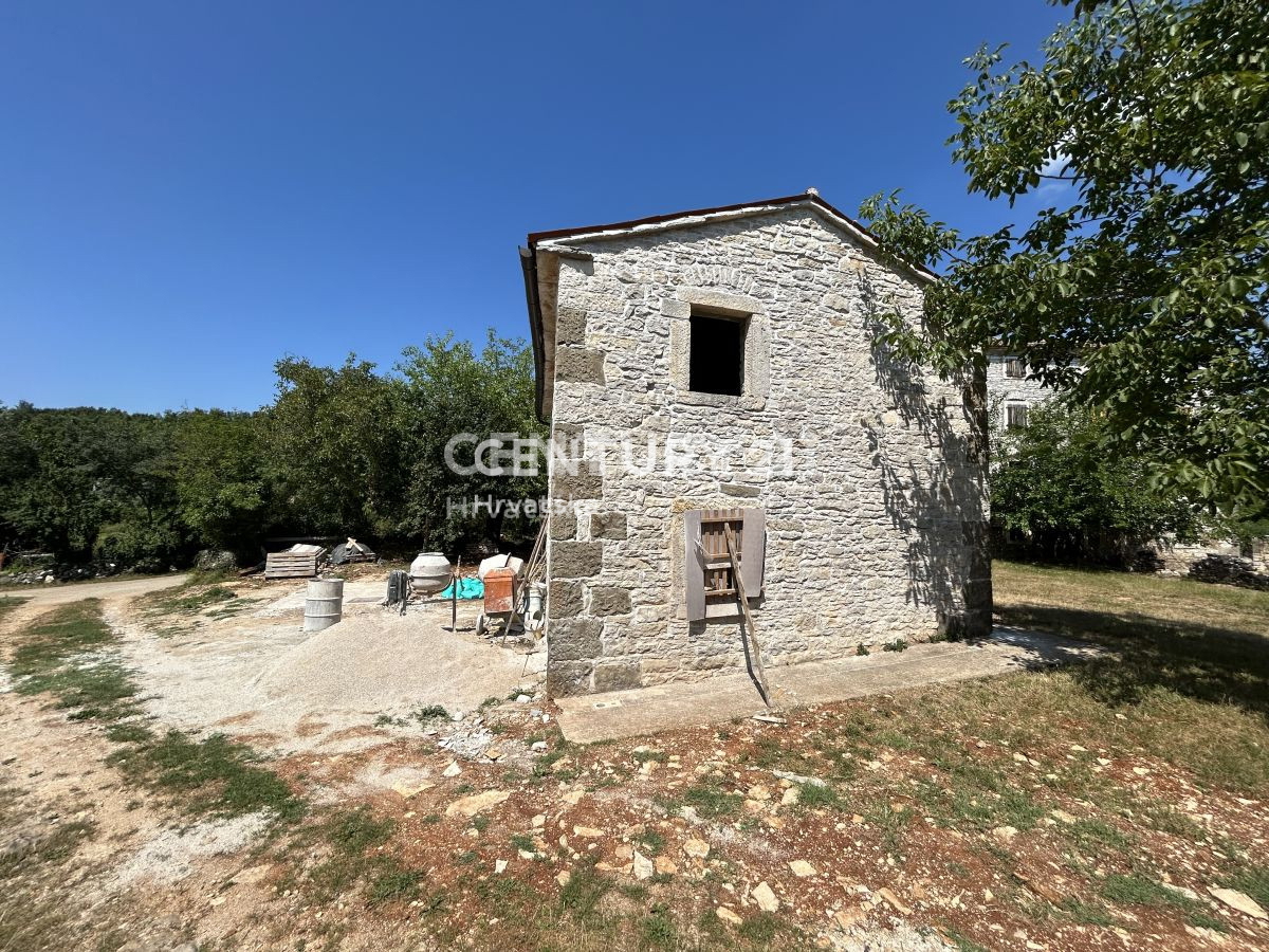 GROŽNJAN, DINTORNI, CASA IN PIETRA PARZIALMENTE RISTRUTTURATA