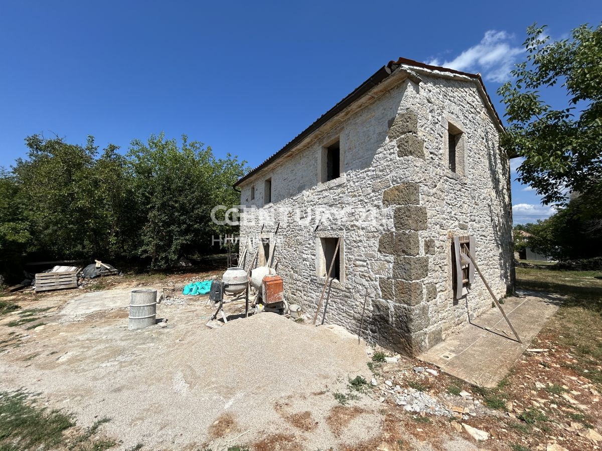 GROŽNJAN, DINTORNI, CASA IN PIETRA PARZIALMENTE RISTRUTTURATA