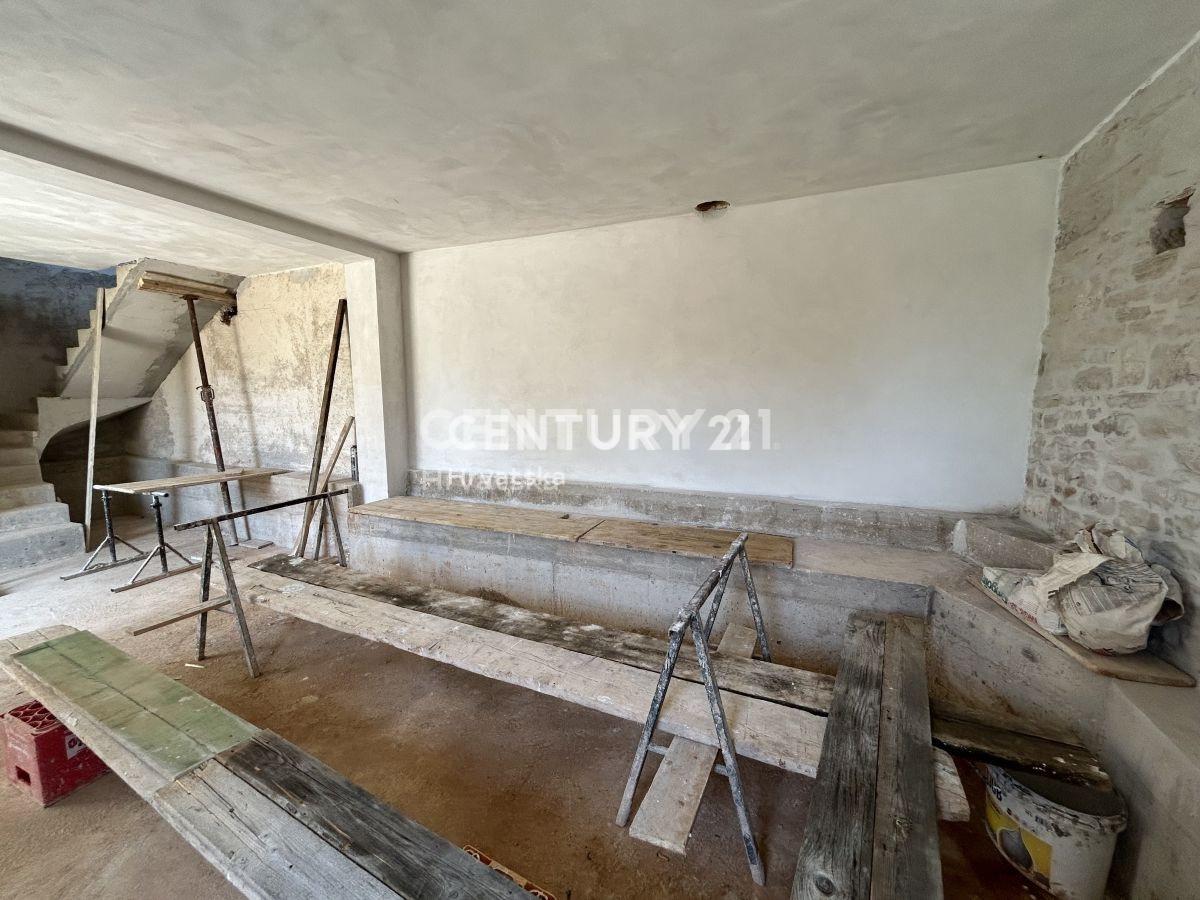 GROŽNJAN, DINTORNI, CASA IN PIETRA PARZIALMENTE RISTRUTTURATA