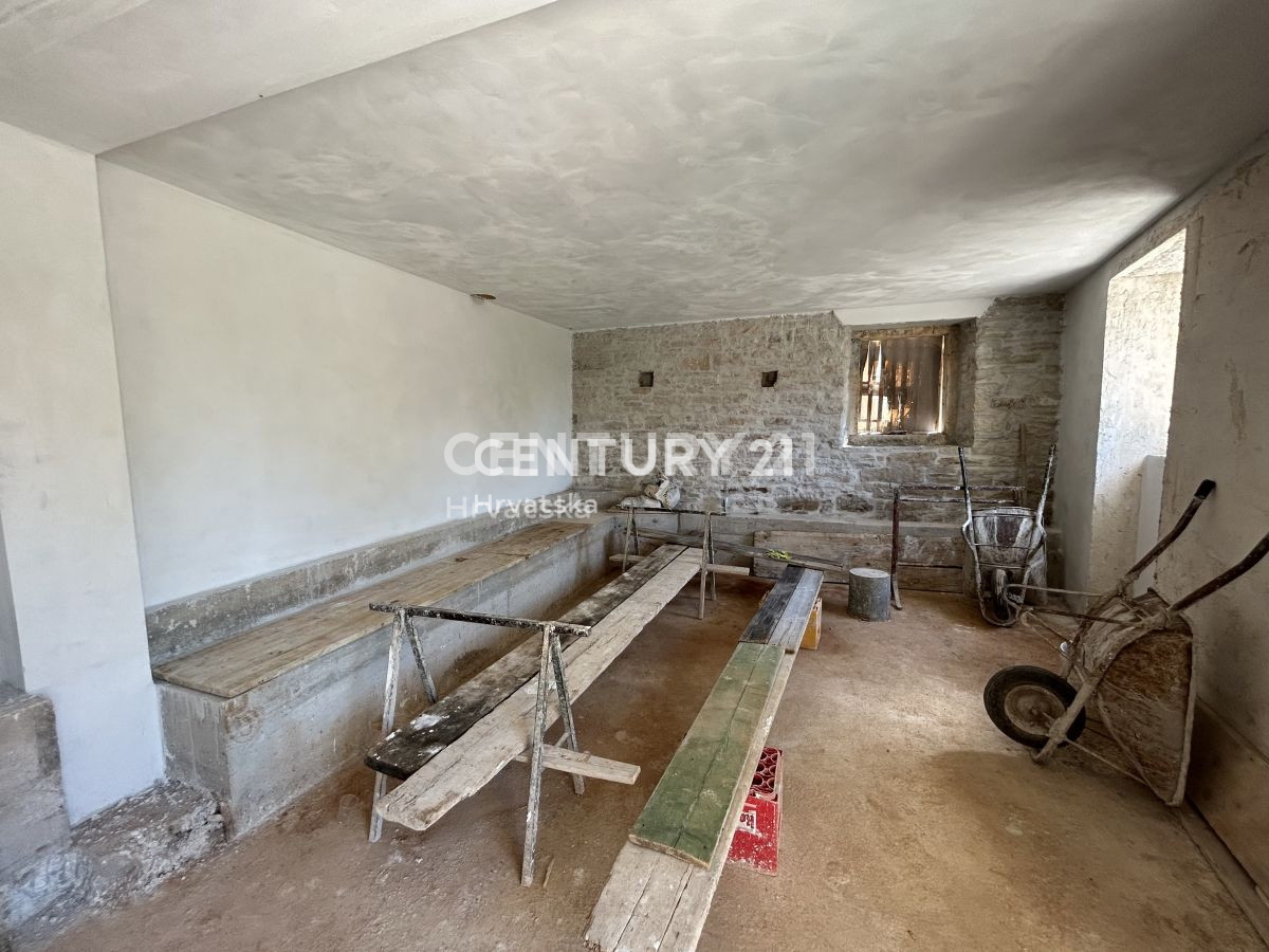 GROŽNJAN, DINTORNI, CASA IN PIETRA PARZIALMENTE RISTRUTTURATA