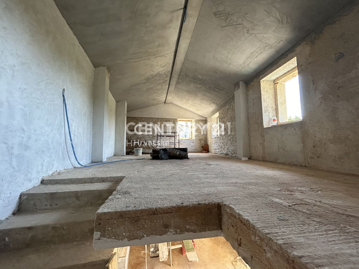 GROŽNJAN, DINTORNI, CASA IN PIETRA PARZIALMENTE RISTRUTTURATA