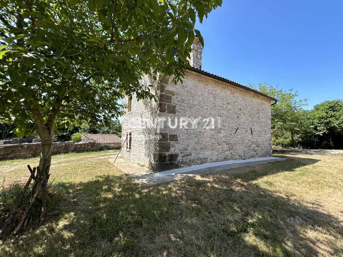 GROŽNJAN, DINTORNI, CASA IN PIETRA PARZIALMENTE RISTRUTTURATA