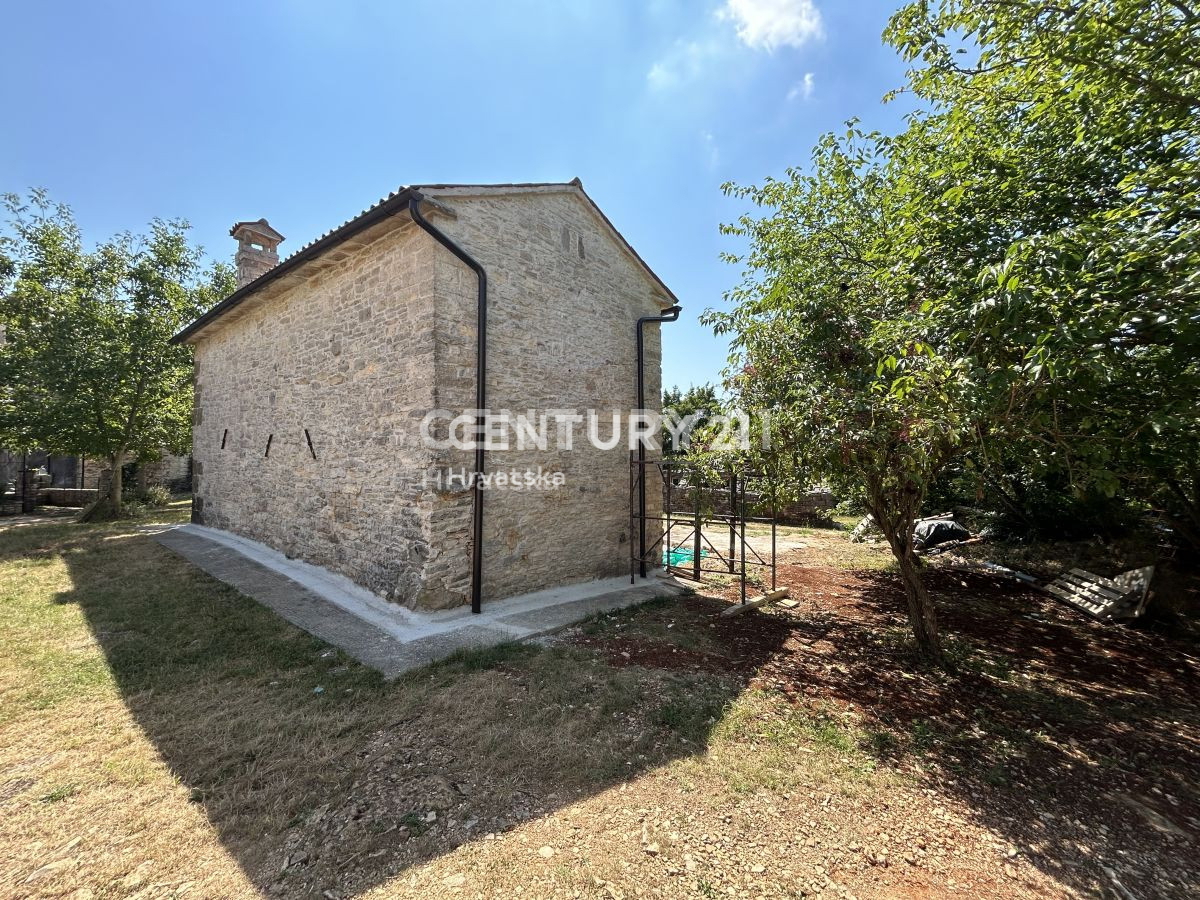 GROŽNJAN, DINTORNI, CASA IN PIETRA PARZIALMENTE RISTRUTTURATA