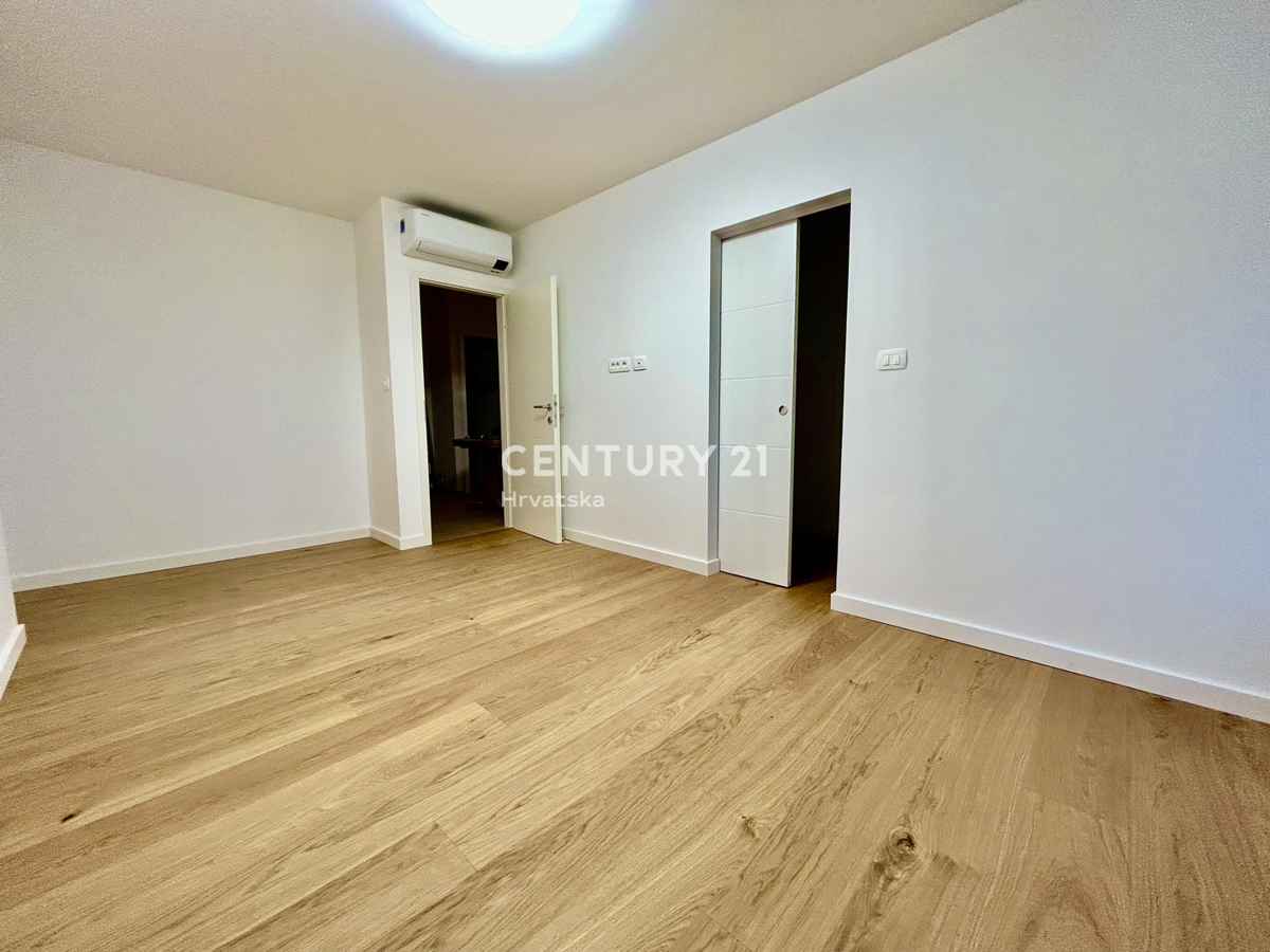 UMAG, CENTRO, APPARTAMENTO COMPLETAMENTE RISTRUTTURATO CON VISTA MARE