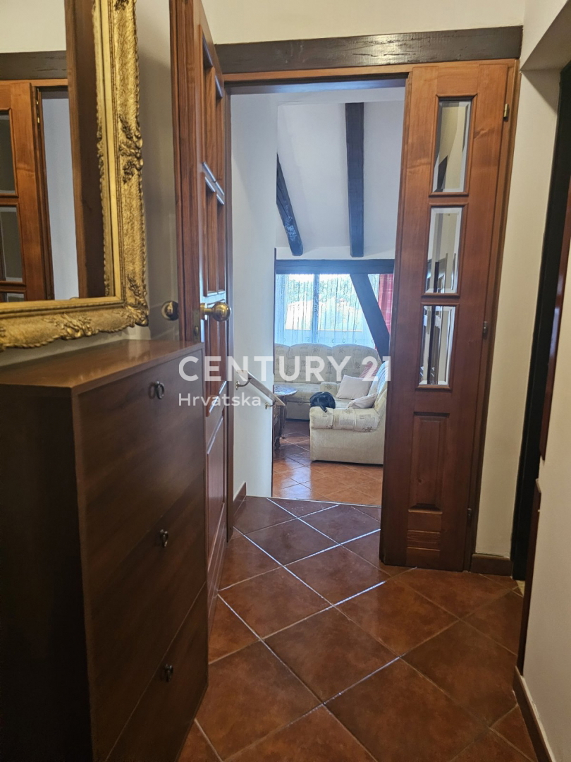 POREČ, VENDESI APPARTAMENTO CON GIARDINO, DUE GARAGE, 2 KM DAL MARE