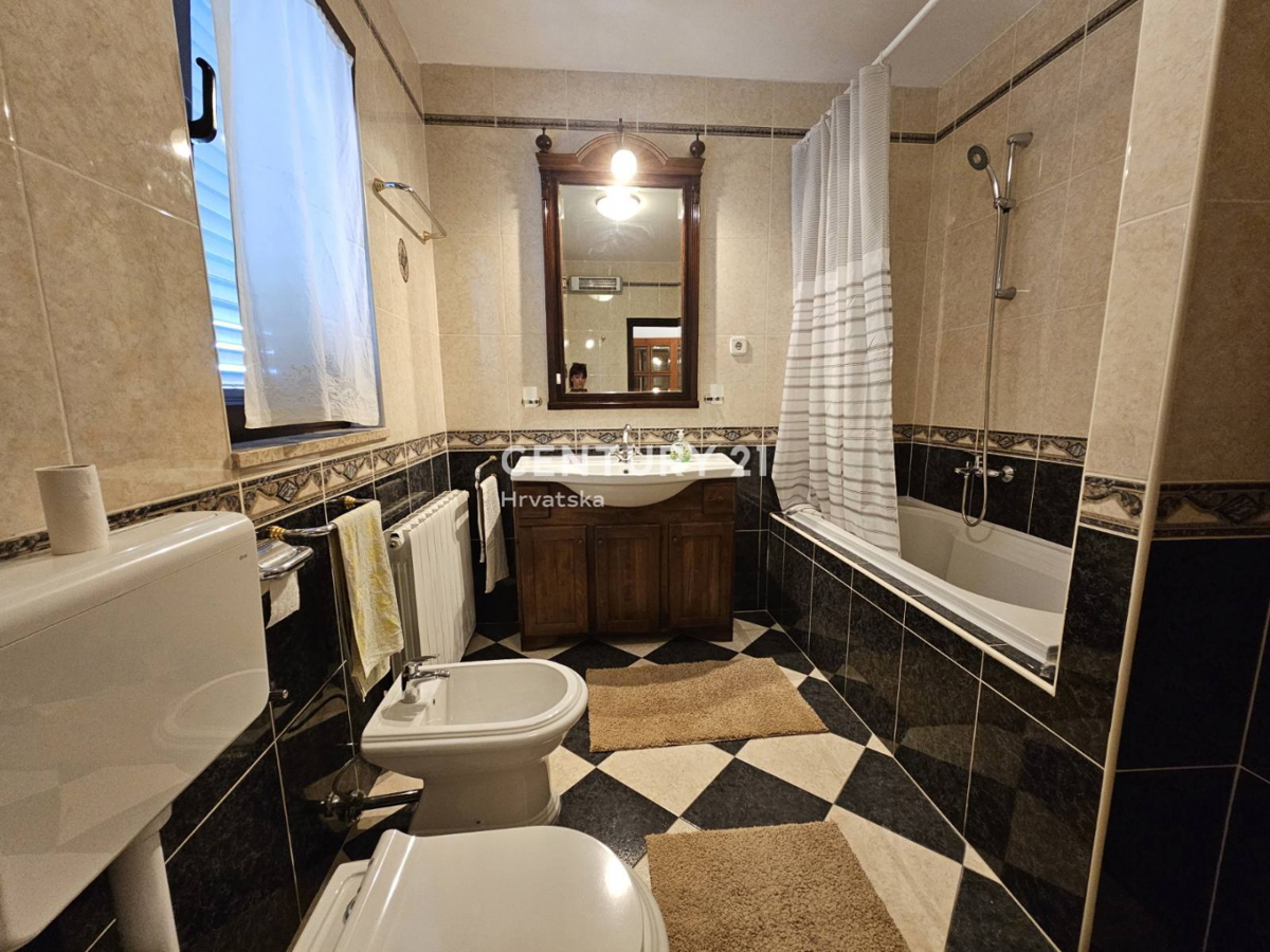 POREČ, VENDESI APPARTAMENTO CON GIARDINO, DUE GARAGE, 2 KM DAL MARE