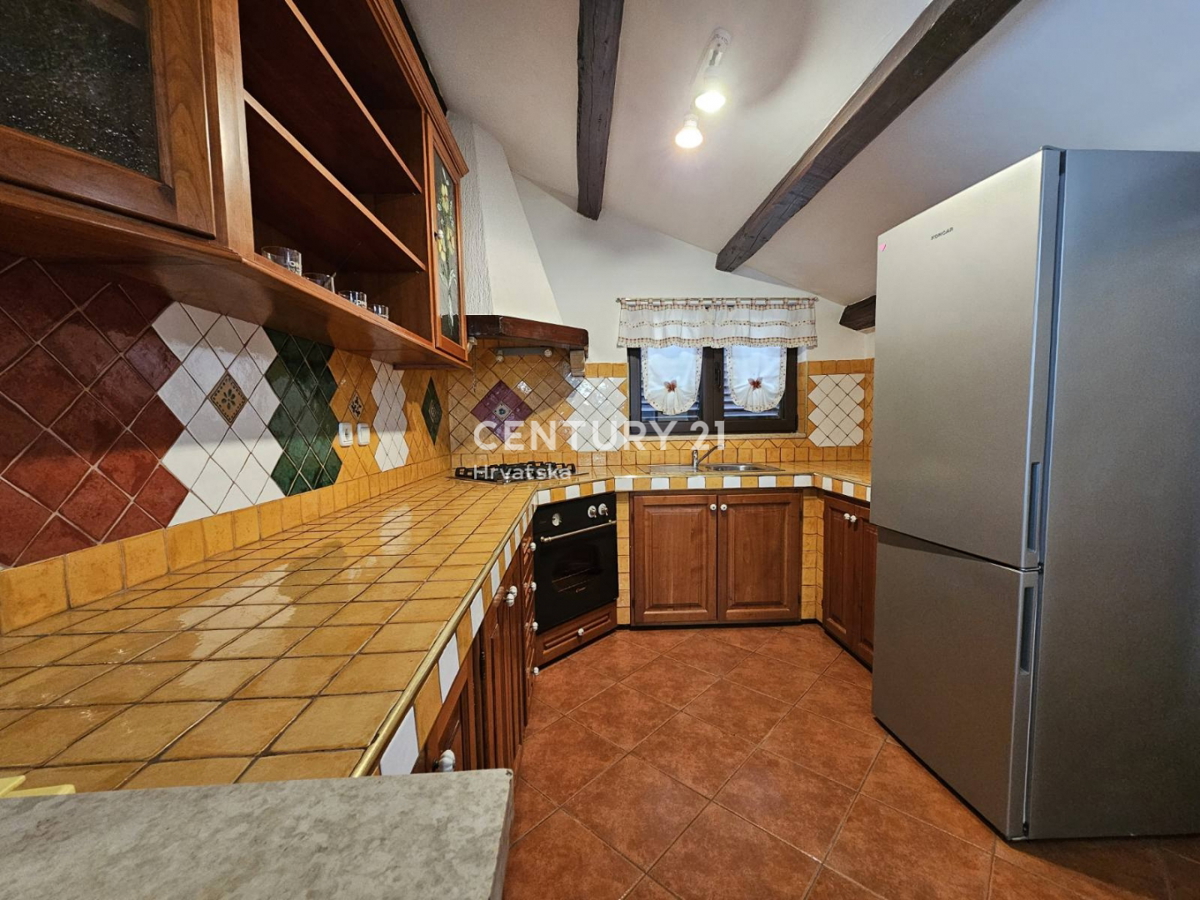 POREČ, VENDESI APPARTAMENTO CON GIARDINO, DUE GARAGE, 2 KM DAL MARE