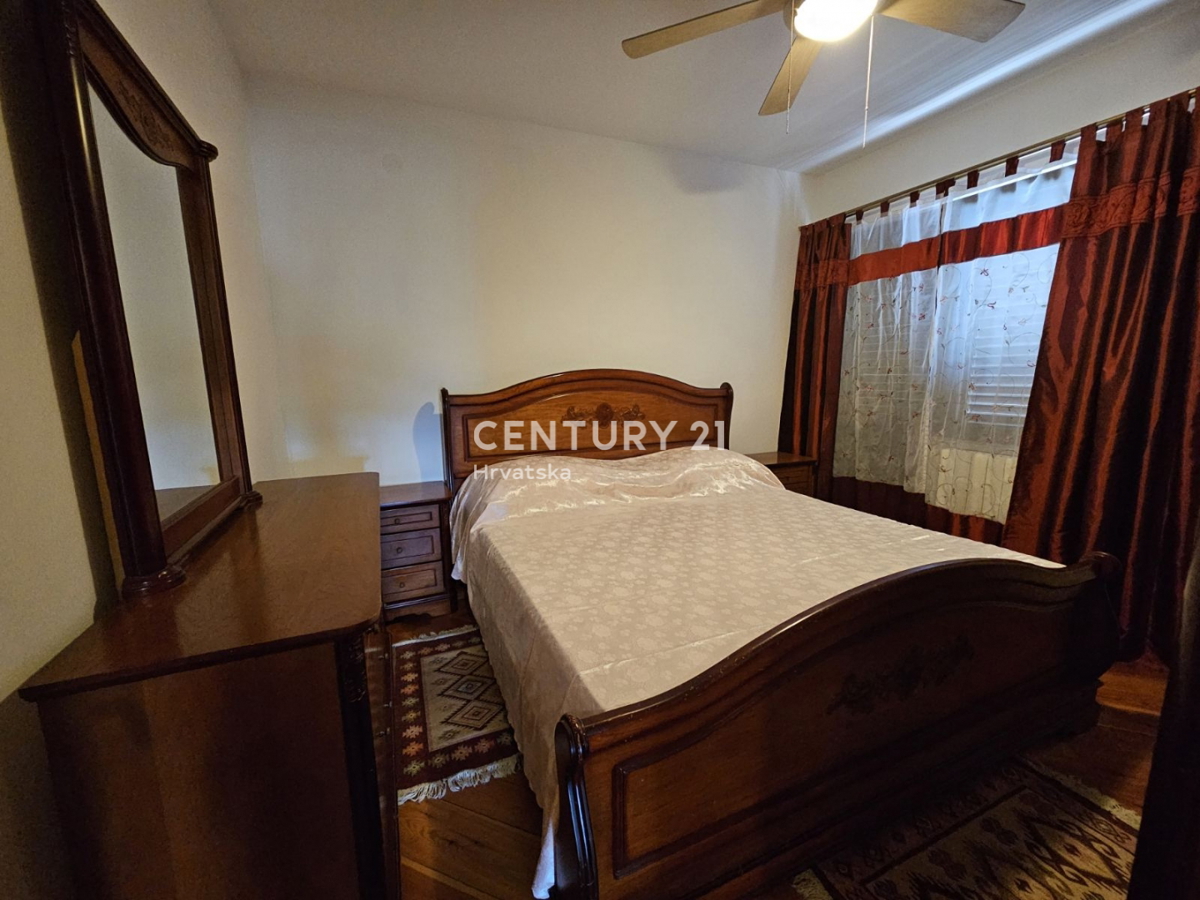 POREČ, VENDESI APPARTAMENTO CON GIARDINO, DUE GARAGE, 2 KM DAL MARE