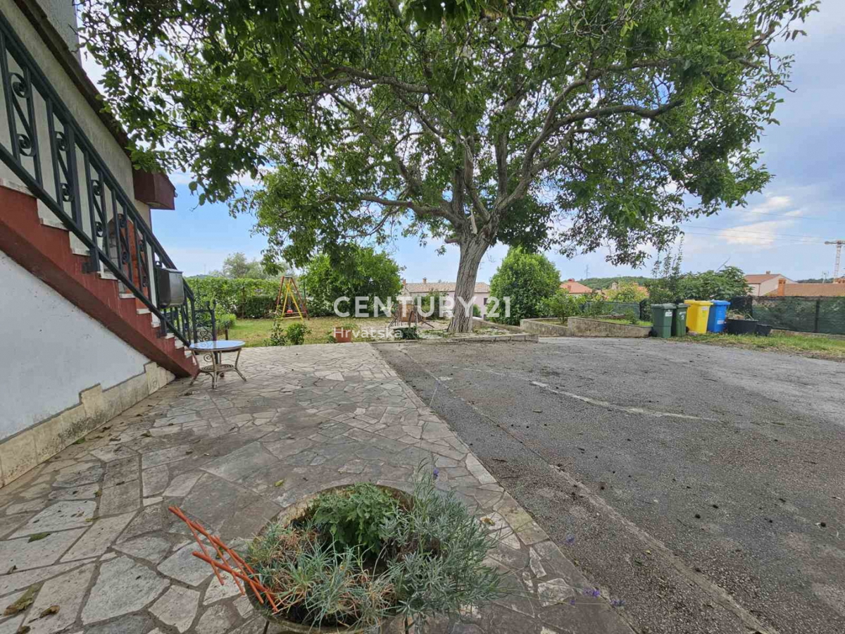 POREČ, VENDESI APPARTAMENTO CON GIARDINO, DUE GARAGE, 2 KM DAL MARE