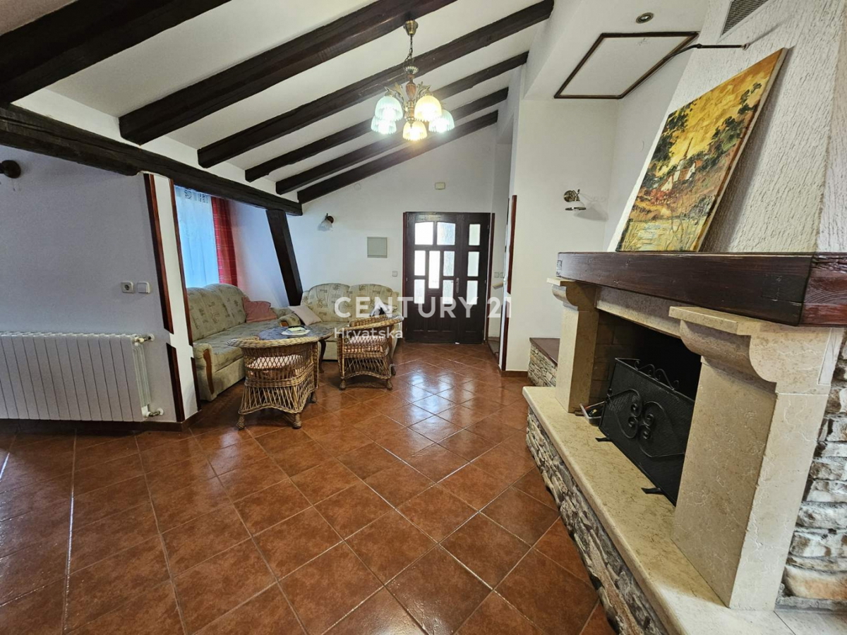 POREČ, VENDESI APPARTAMENTO CON GIARDINO, DUE GARAGE, 2 KM DAL MARE