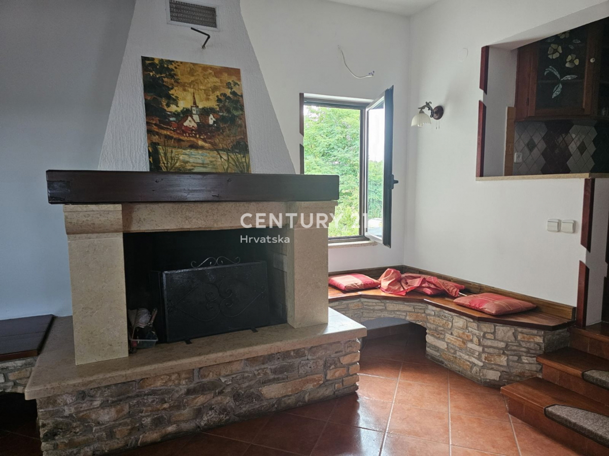 POREČ, VENDESI APPARTAMENTO CON GIARDINO, DUE GARAGE, 2 KM DAL MARE