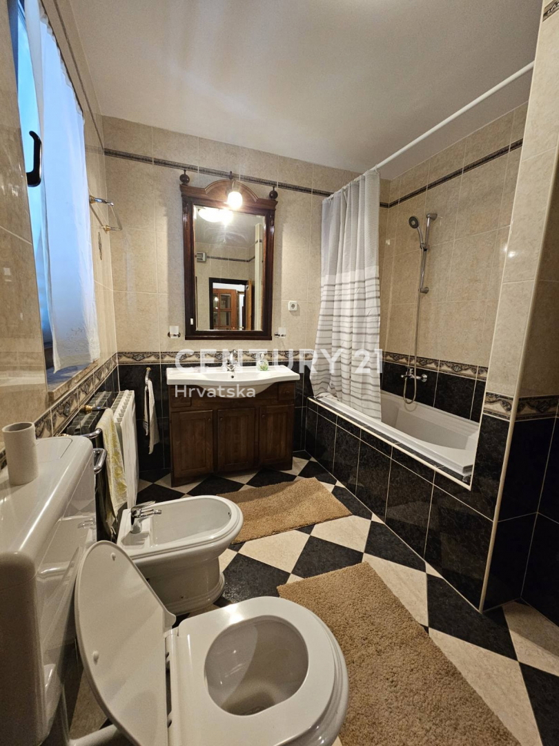 POREČ, VENDESI APPARTAMENTO CON GIARDINO, DUE GARAGE, 2 KM DAL MARE